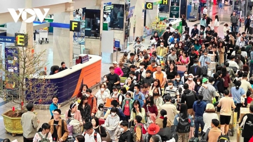 Tan Son Nhat Airport crowded as people fly back to work after Tet holiday